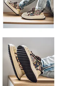 Detalle de zapatillas de plataforma para hombre con puntera de concha y motivos étnicos.
