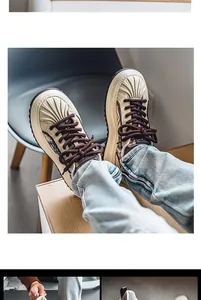 Primer plano de zapatillas con plataforma para hombre en color crema con cordones