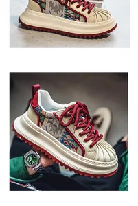 Primer plano de zapatillas con plataforma para hombre con puntera de concha roja.