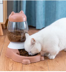 Gros plan d'un chat blanc mangeant dans le distributeur de croquettes 2,5L sur sol en bois