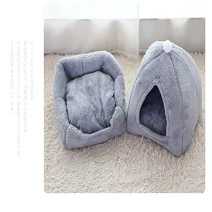 Detalle del suave tejido de felpa gris de la casa para gatos y la cama abierta para perros