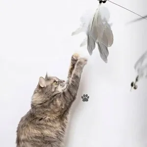 Giocattolo interattivo per gatti con piume durante il gioco
