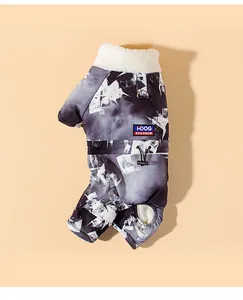 Detaillierte Makroansicht des Hunde-Overalls mit Eismuster und warmem Sherpa-Kragen.