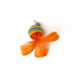Detailaufnahme Interaktives Katzenspielzeug mit orangefarbenen Federn und Glöckchen.