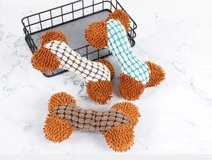 Nahaufnahme von quietschenden Plüsch-Hundespielzeugen in Knochenform mit Textur
