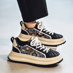 Zapatillas de plataforma para hombre con puntera de concha y paneles laterales étnicos