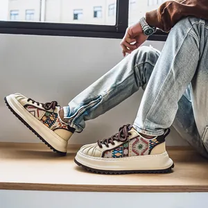 Zapatillas de hombre con punta de concha y plataforma con patrón étnico y detalles crema