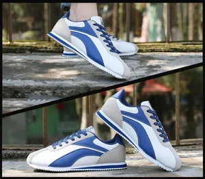 Vue détaillée de chaussures de course rétro bleues et blanches sur une surface extérieure.