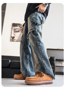 Primer plano de mocasines de gamuza marrón para hombre con pantalones vaqueros anchos.