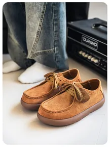 Vista detallada de mocasines de gamuza marrón para hombre con suela de goma gruesa de calidad