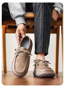 Vista detallada de mocasines de gamuza marrón para hombre con cordones y suela gruesa.
