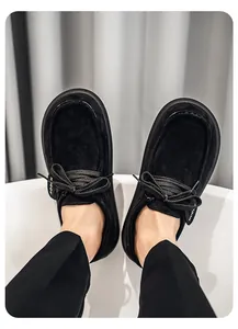 Vista superior de mocasines de ante negro para hombre con cordones decorativos.