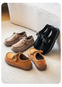 Vista detallada de mocasines de ante para hombre en colores caqui, negro y marrón.