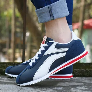 Baskets de course rétro en cuir bleu marine et blanc pour hommes au design respirant