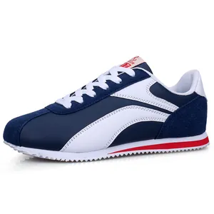 Chaussures de course rétro bleu et blanc pour hommes avec une bande rouge sportive