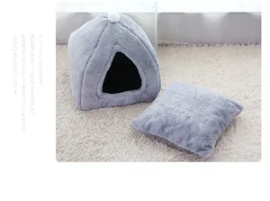 Detalle de una acogedora caseta gris de felpa para mascotas con un cojín suave a juego