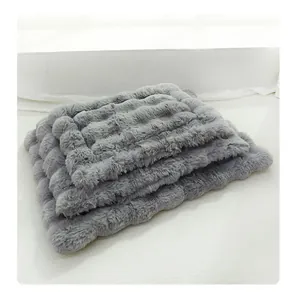 Detailopname van een dikke grijze pluche huisdiermat met zachte imitatiebont voor warmte