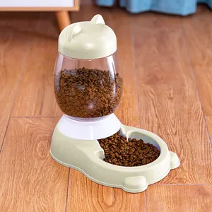 Vue détaillée d'un distributeur automatique de nourriture pour animaux de 2,5L avec couvercle.
