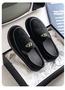 Primer plano de mocasines de ante negro para hombre en caja de regalo premium