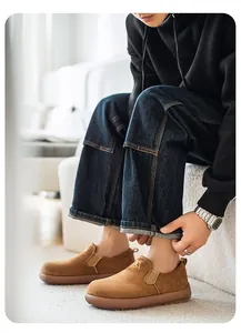 Vista lateral detallada de mocasines de gamuza marrón de alta calidad para hombres