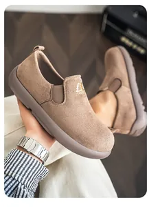 Primer plano detallado de mocasines para hombre en piel de ante de alta calidad color caqui
