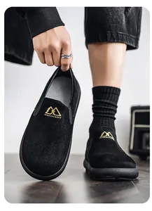 Primer plano de zapatos de ante negro transpirable para hombre con detalle de logotipo.