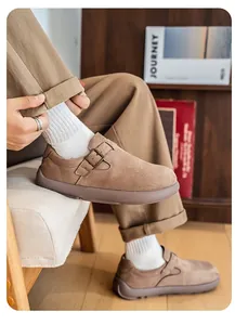 Detalle de mocasines de gamuza para hombre con hebilla y una textura transpirable.