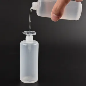 Transparente Haustier-Wasserflasche mit Blumentrichter beim Befüllen