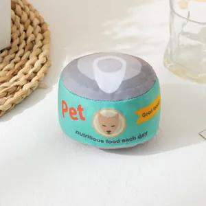 Primer plano de un suave juguete de peluche para gatos con forma de lata de comida