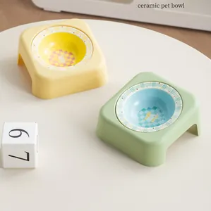 Vista dettagliata delle ciotole in ceramica inclinate per la protezione del collo