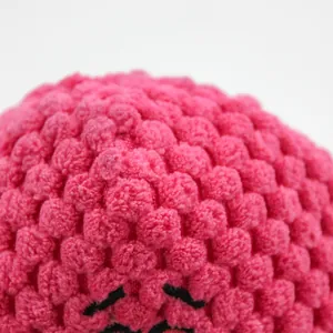 Primer plano del tejido de pana rosa de un juguete para perros con forma de pulpo sonoro
