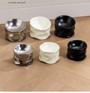 Set de cuencos de cerámica para mascotas en acabados plata, crema y negro mate.