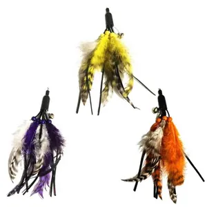Drei bunte Feder-Katzenangel-Nachfüllungen mit Glöckchen in Gelb, Lila und Orange.