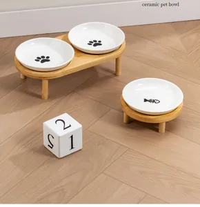Vue de côté de bols en céramique pour animaux de 6 pouces avec supports en bambou
