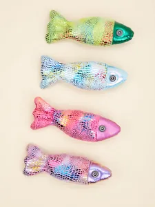 Vivaci giocattoli metallici per gatti a forma di pesce con motivi a squame brillanti