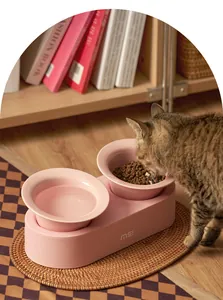 Nahaufnahme eines erhöhten Doppel-Katzenfressnapfs aus Keramik in Rosa mit Futter