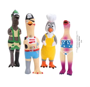 Detailansicht von vier einzigartigen quietschen Hundespielzeugen aus Latex in lustigen Outfits