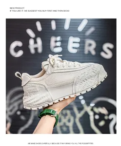 Gros plan de baskets mesh beiges pour hommes avec semelles épaisses et lacets.
