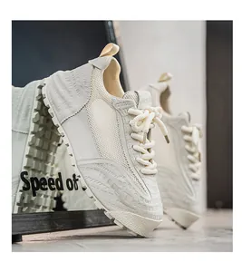 Gros plan sur la texture en maille respirante et la semelle épaisse de baskets blanches