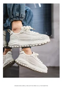 Détail latéral de baskets homme crème avec maille mesh respirante et semelle épaisse