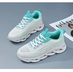 Λεπτομερής όψη των αθλητικών παπουτσιών flyknit σε χρώμα μέντας με κυματιστή σόλα