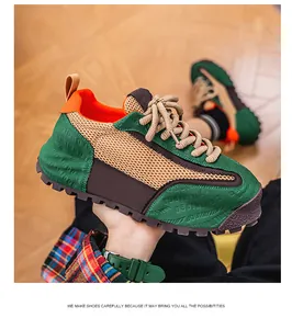 Détail rapproché de baskets compensées en mesh respirant vert et beige pour hommes