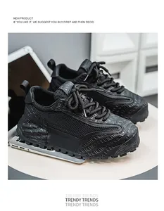 Détail rapproché de baskets dad de luxe noires respirantes à semelle épaisse d'extérieur