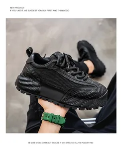Gros plan de baskets dad en maille noire respirante avec semelle épaisse texturée pour homme