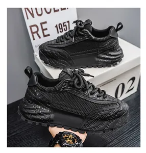 Gros plan de baskets noires en mesh respirant avec semelles épaisses en caoutchouc.