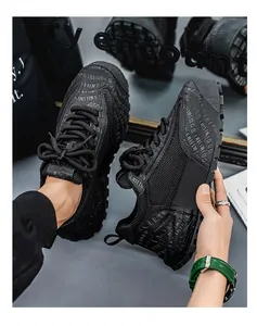Détail rapproché de baskets noires en mesh respirant avec texture à motifs premium