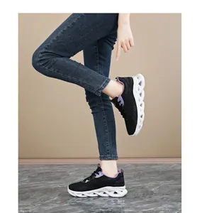 Αναπνεύσιμα μαύρα παπούτσια τρεξίματος flyknit με κομψές λευκές σόλες σε σχήμα κύματος