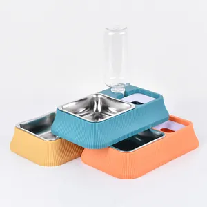 Comederos para mascotas estilo columna romana con botella de agua y cuencos de acero.