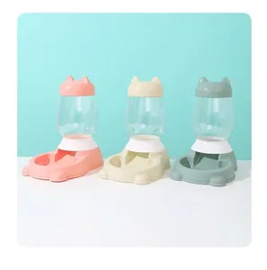 Trois distributeurs d'eau et nourriture automatiques 2,5L en rose crème et vert