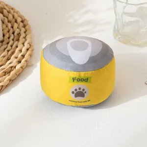 Vista detallada de primer plano del juguete de peluche amarillo para gatos con forma de lata